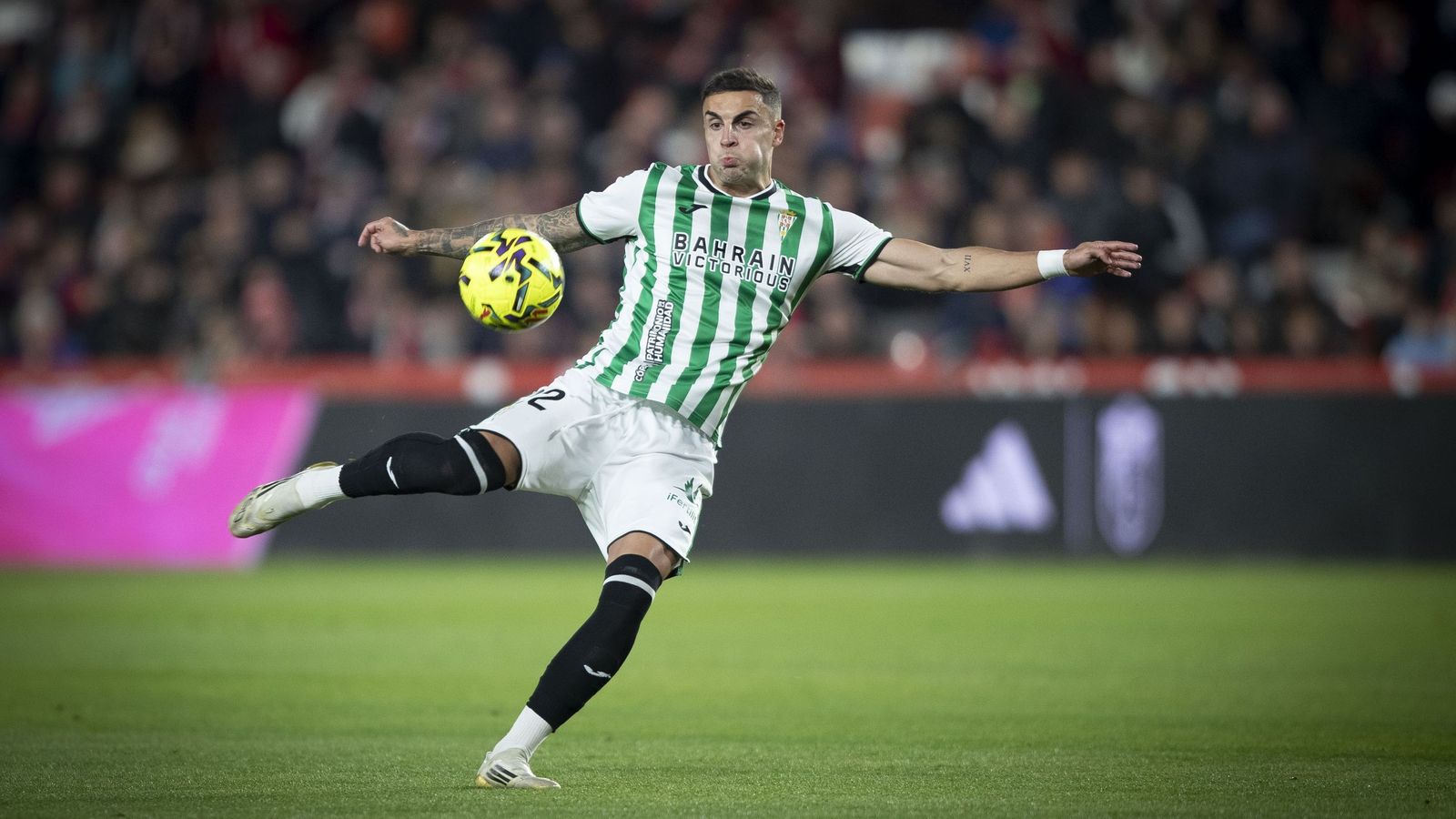 Carlos Isaac remata el balón en un partido del Córdoba CF.