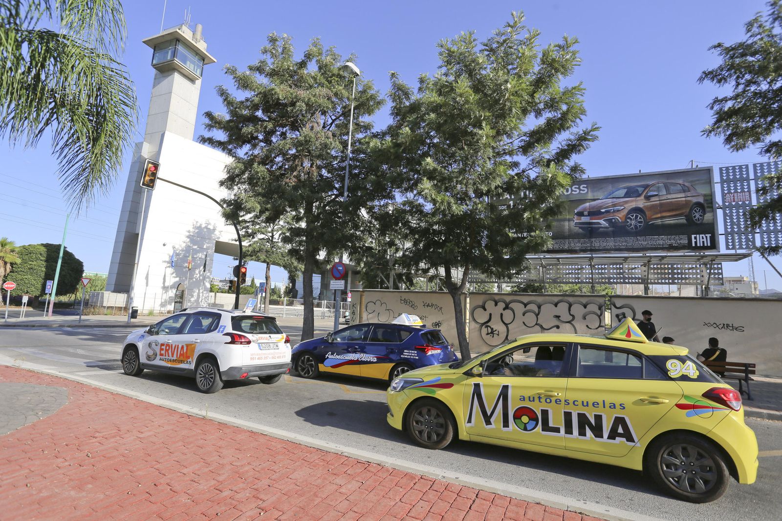 Vehículos de autoescuelas en el entorno de la sede de Tráfico.