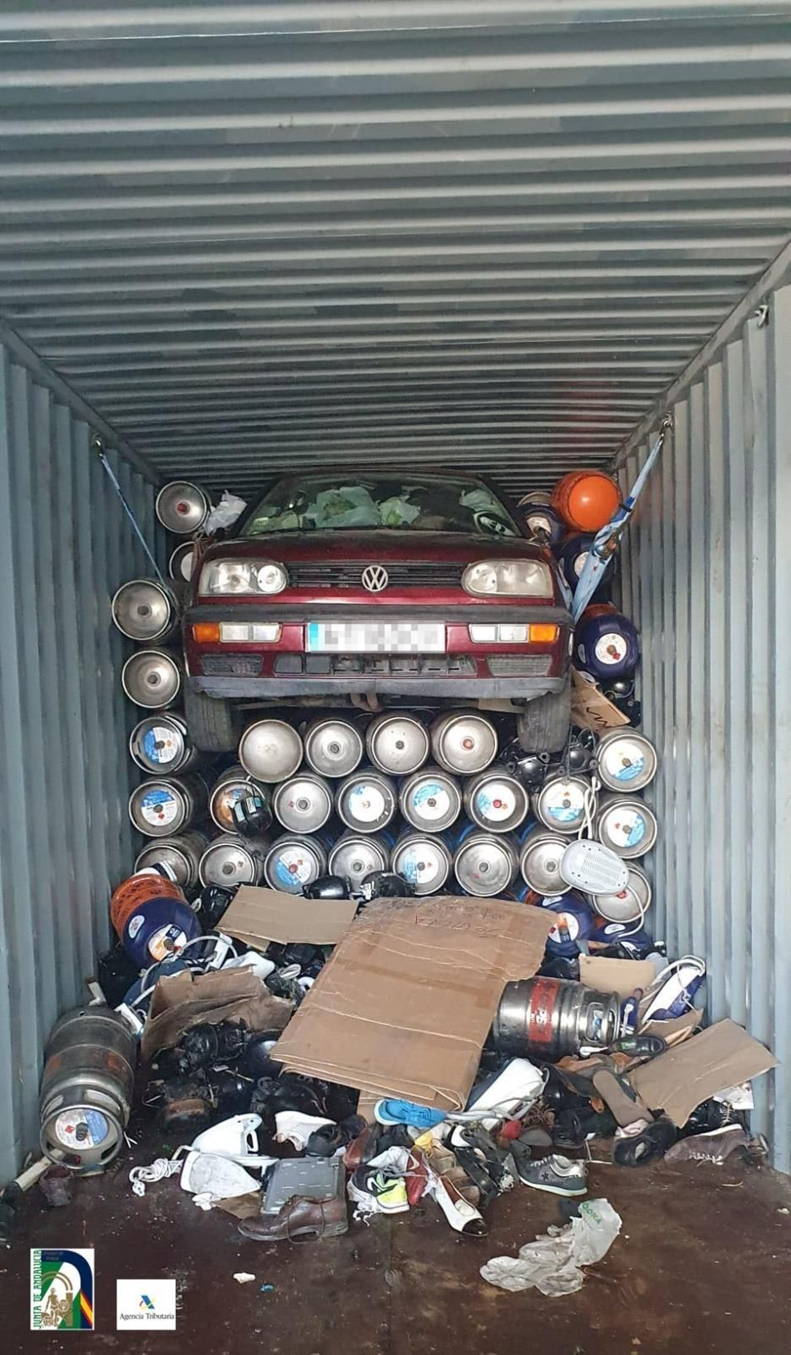Uno de los contenedores interceptados en Algeciras, repleto de bombonas y con un coche.