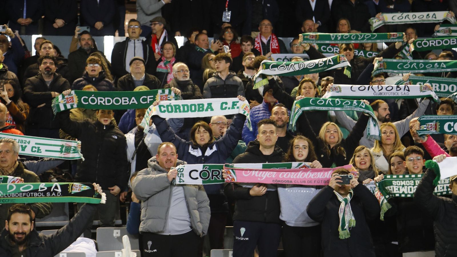 Aficionados del Córdoba CF en el último partido de su equipo en El Arcángel. Aficionados del Córdoba CF en el último partido de su equipo en El Arcángel.
