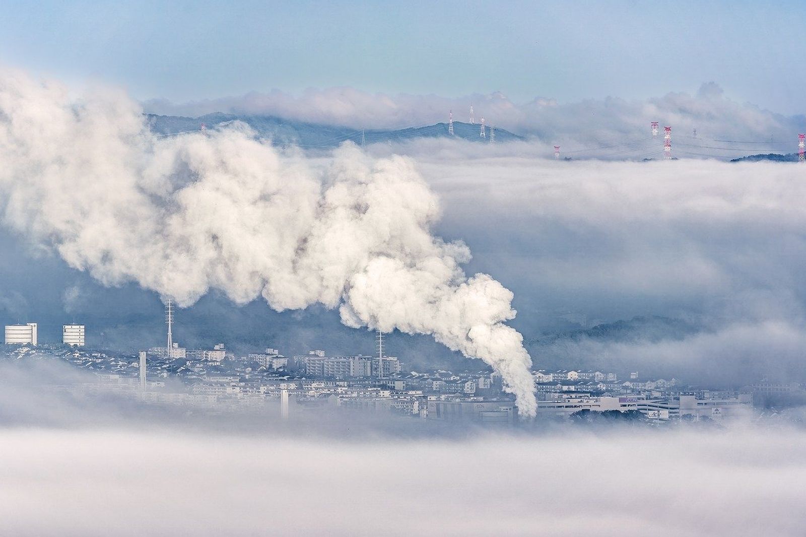 Intenso humo saliendo de una fábrica y contaminando el medio ambiente