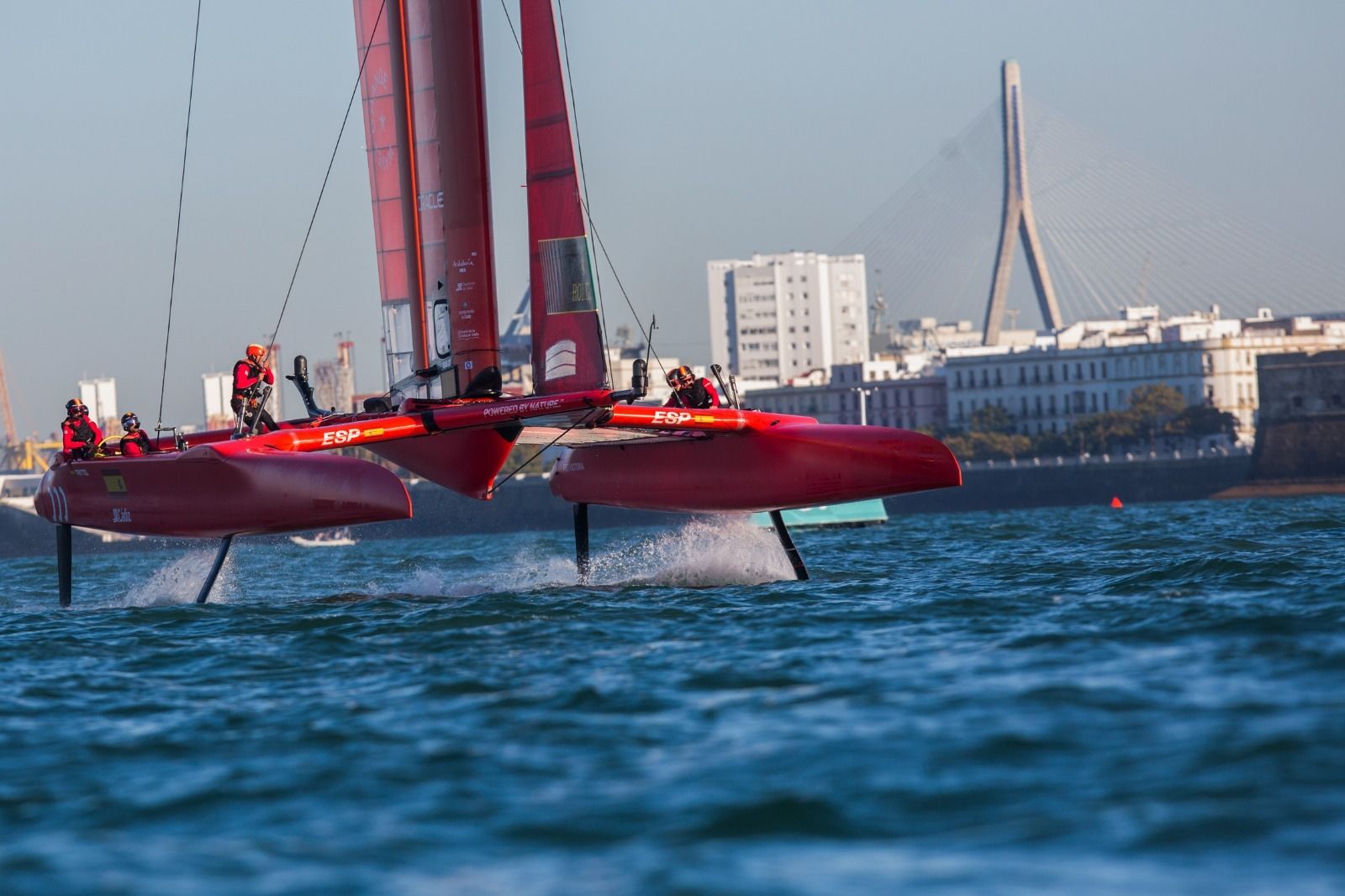 Espectacular imagen del barco español F50 Victoria sobre los patines durante el Trofeo Juan Sebastián de Elcano.