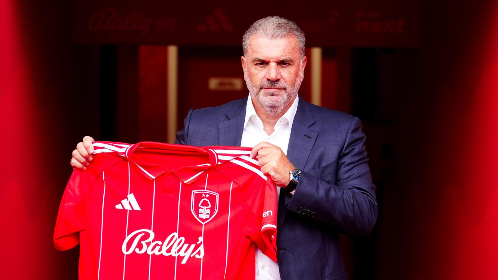Ange Postecoglu, entrenador del Nottingham Forest, posando con la camiseta de su nuevo equipo