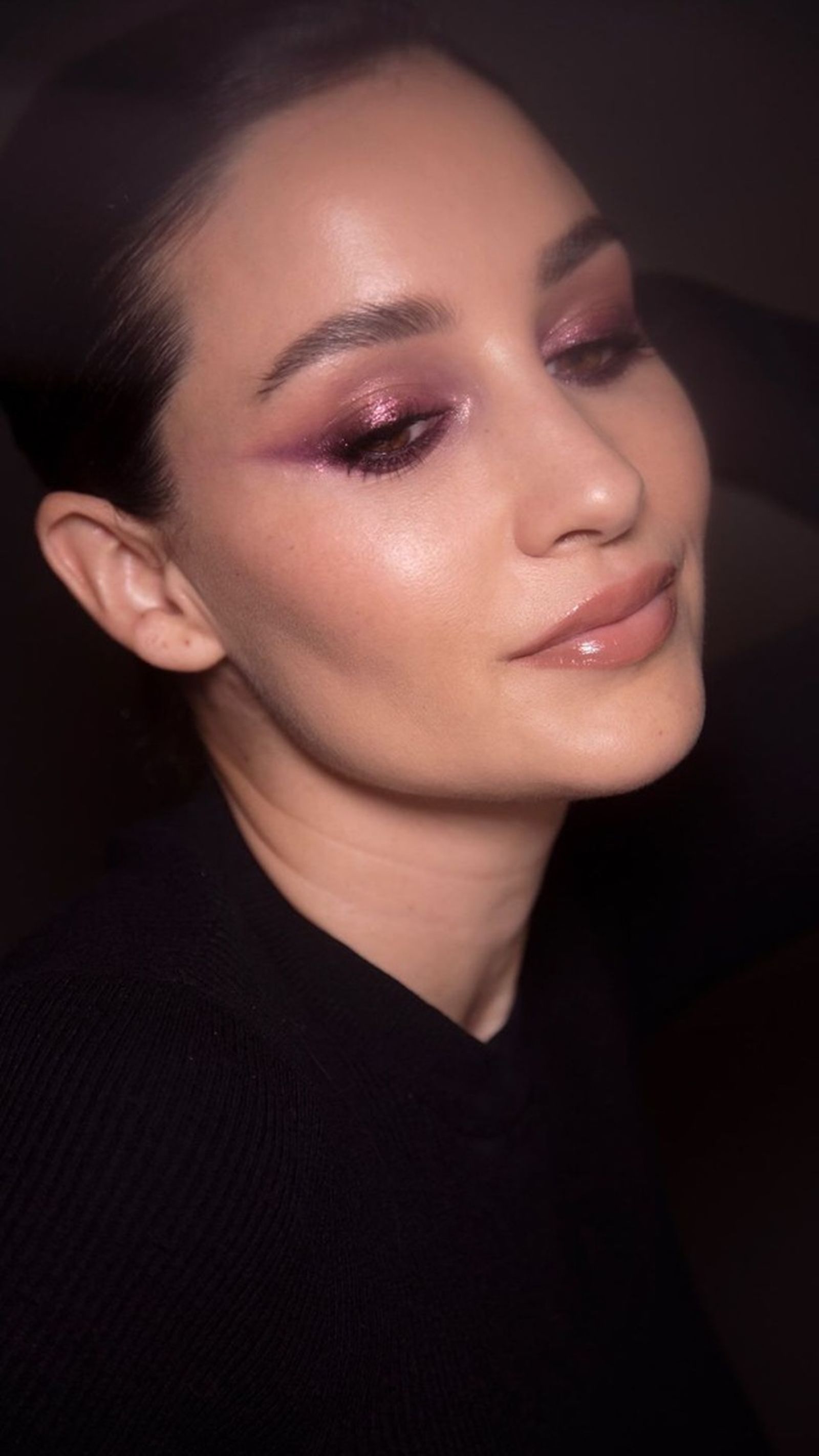 Un maquillaje de Navidad con acabado glowy y sombra de ojos metalizada.