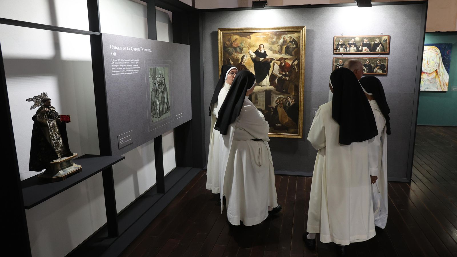 Las religiosas contemplan la exposición.