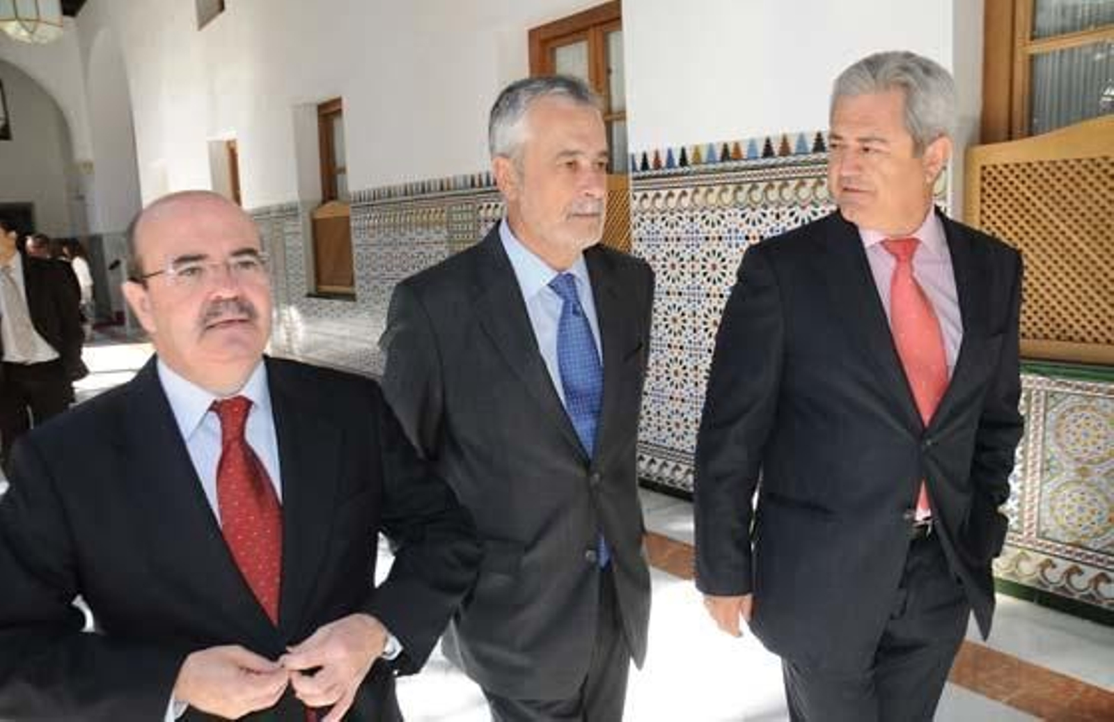 José Antonio Griñán, acompañado por Gaspar Zarrías y Francisco Vallejo antes del debate de investidura.  Foto: Juan Carlos Vázquez