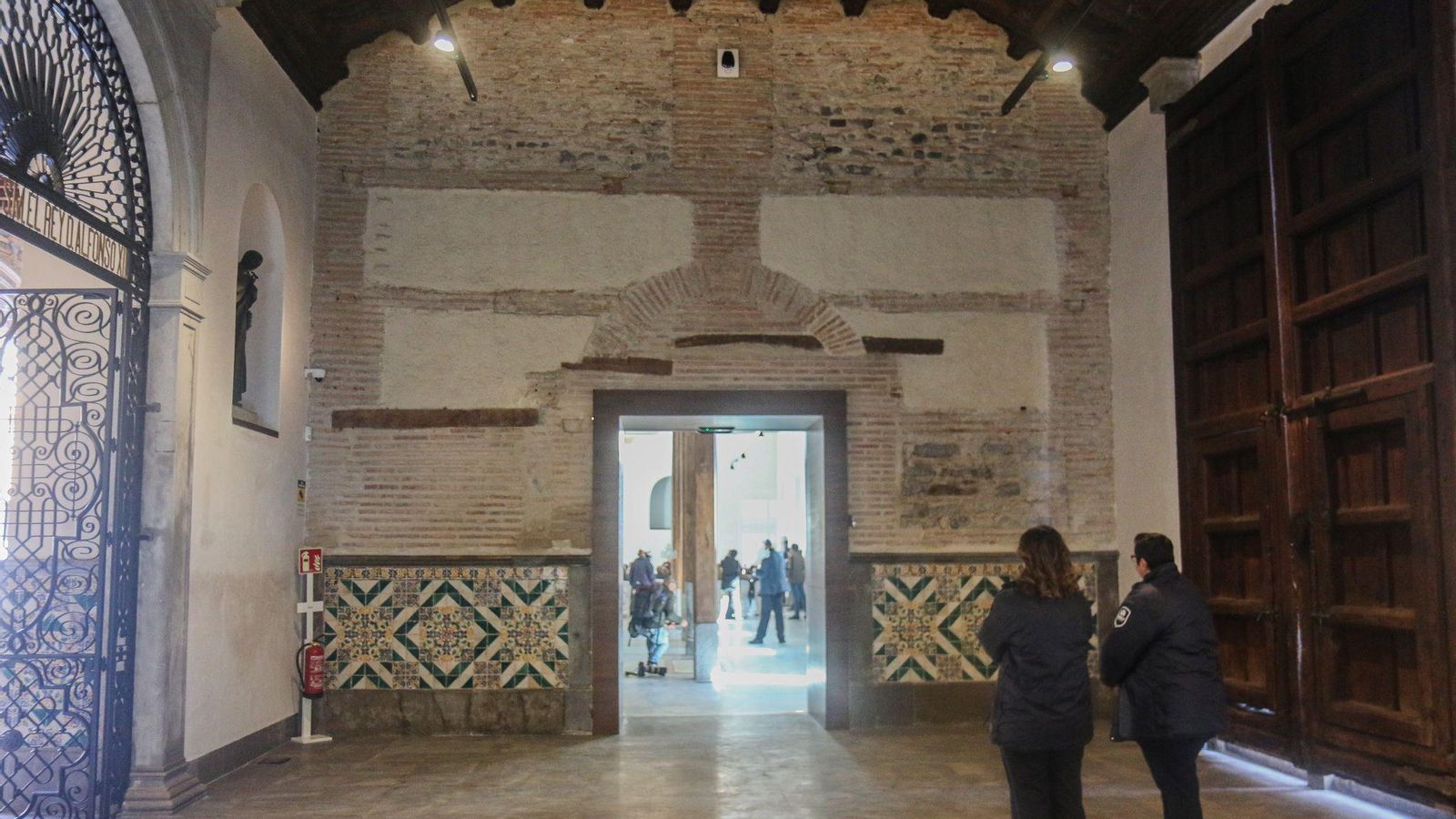 Zaguán que da acceso a la antigua iglesia, un espacio diáfano destinado a usos culturales.