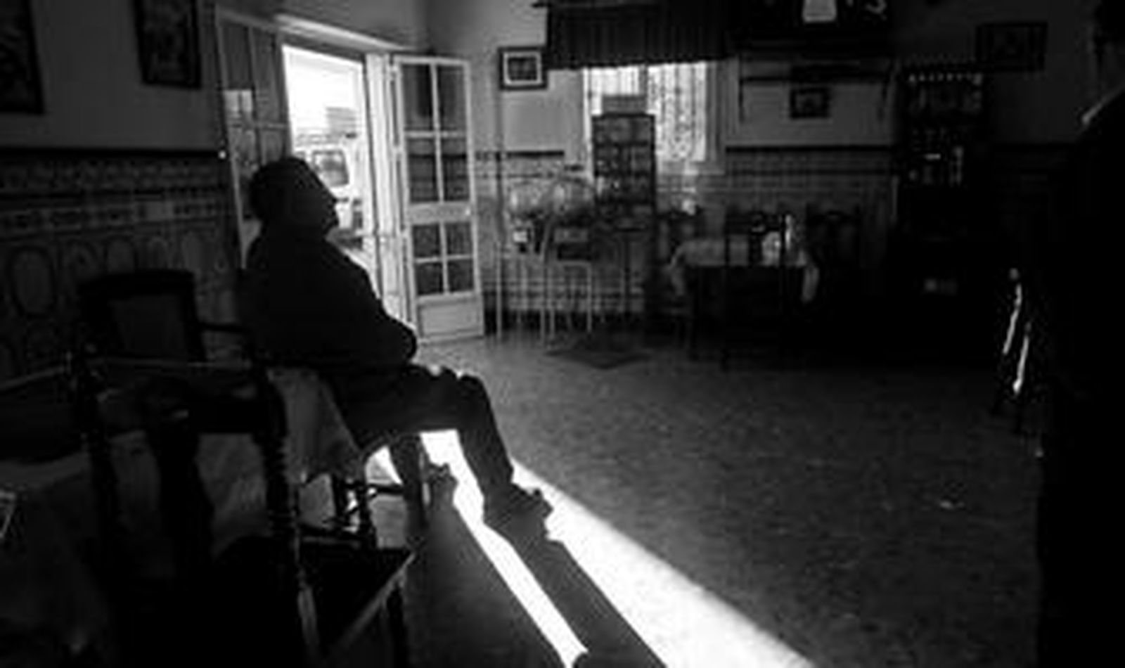 Un parroquiano embebido ante un programa de televisión en uno de los bares de Paterna, ayer por la mañana