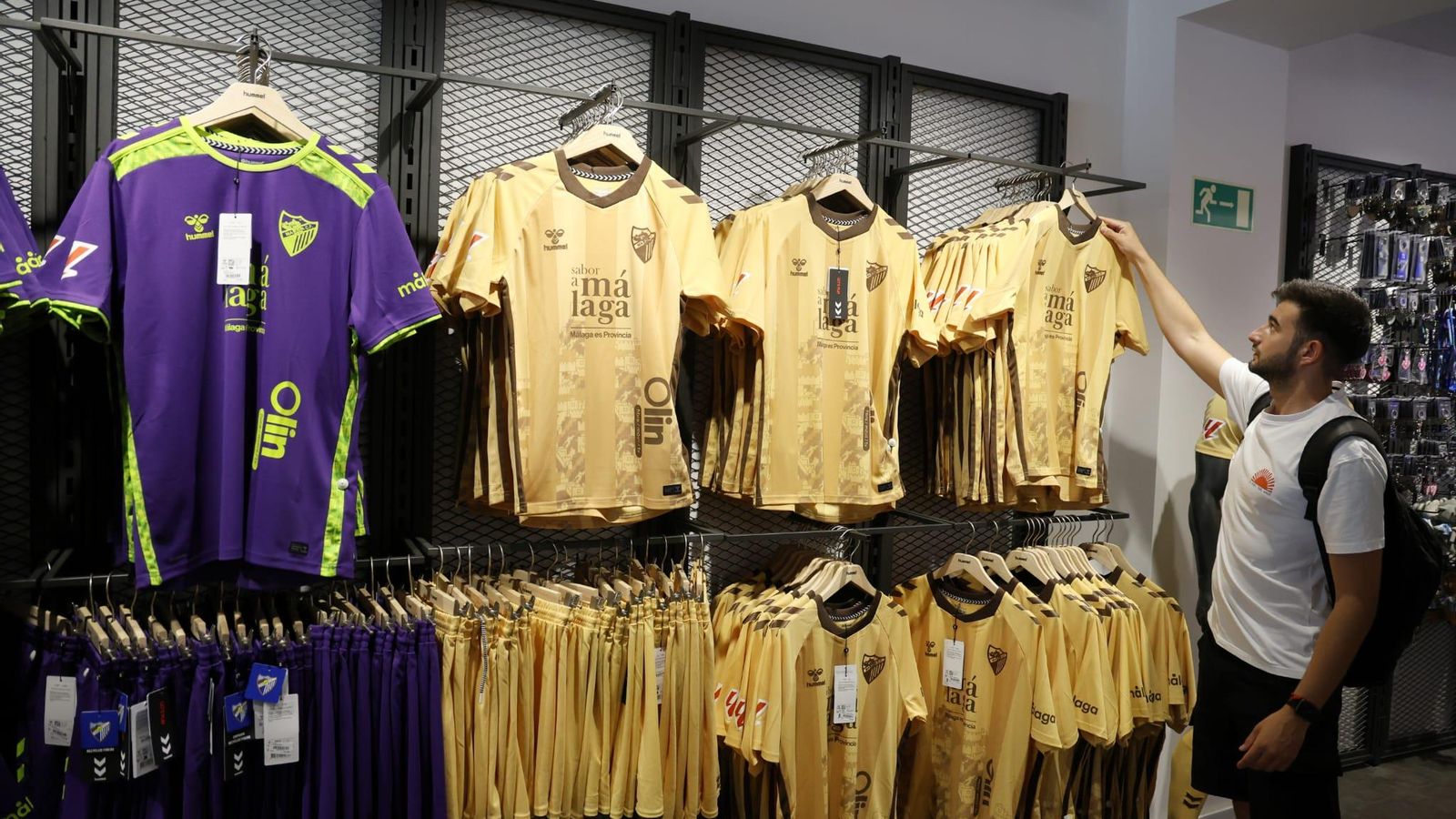 Así lucen la segunda y tercera camiseta del Málaga CF en la tienda Así lucen la segunda y tercera camiseta del Málaga CF en la tienda