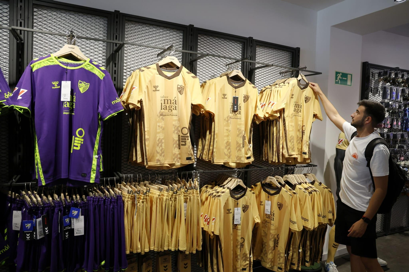 Así lucen la segunda y tercera camiseta del Málaga CF en la tienda