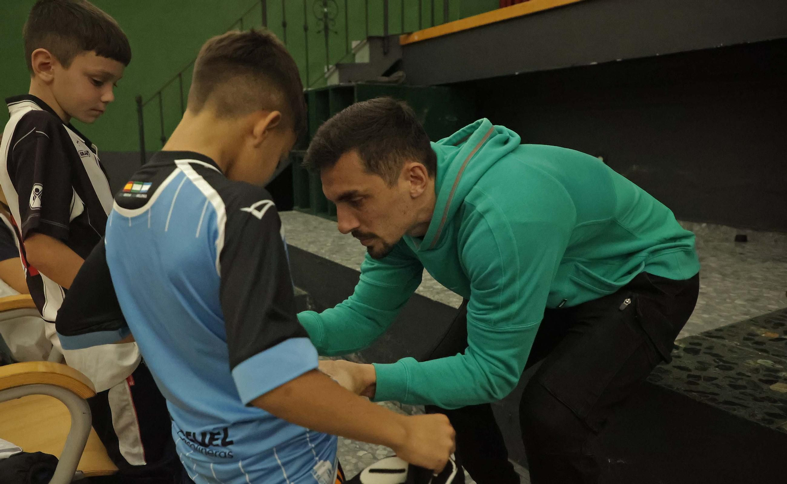Las fotos de la visita de los jugadores de la Balona al colegio Salesianos de La Línea