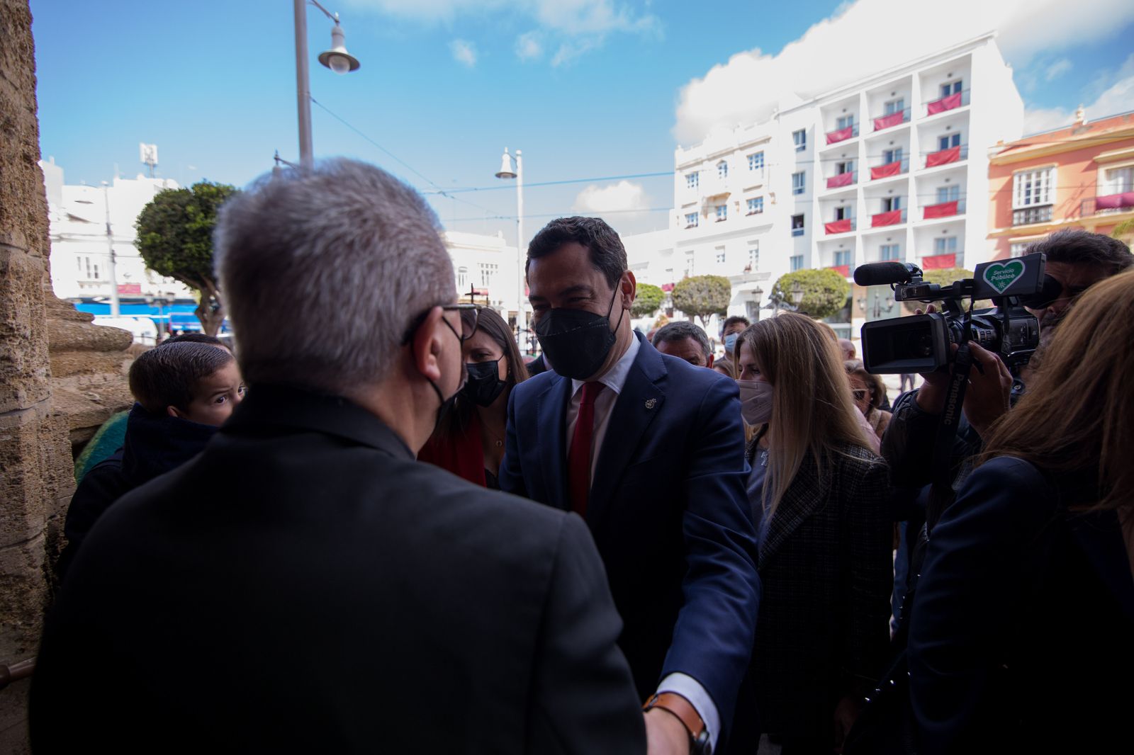 Así ha sido la visita del presidente de la Junta a las hermandades del Lunes Santo de San Fernando