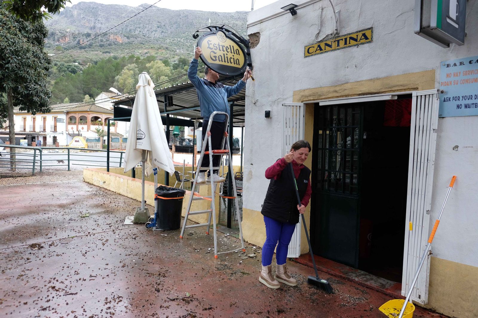 Vecinos de la Estación de Benaoján realizando limpieza tras regresar a su barriada.