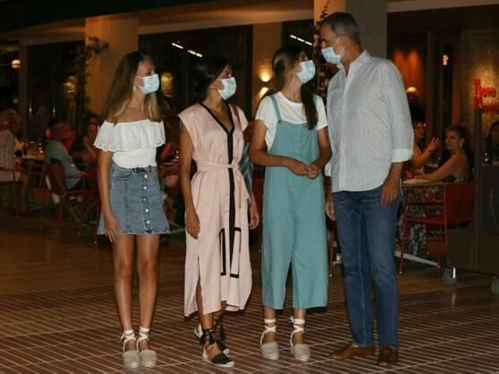 Los Reyes y sus hijas posan para los fotógrafos tras cenar en un restaurante en Palma. Los Reyes y sus hijas posan para los fotógrafos tras cenar en un restaurante en Palma.