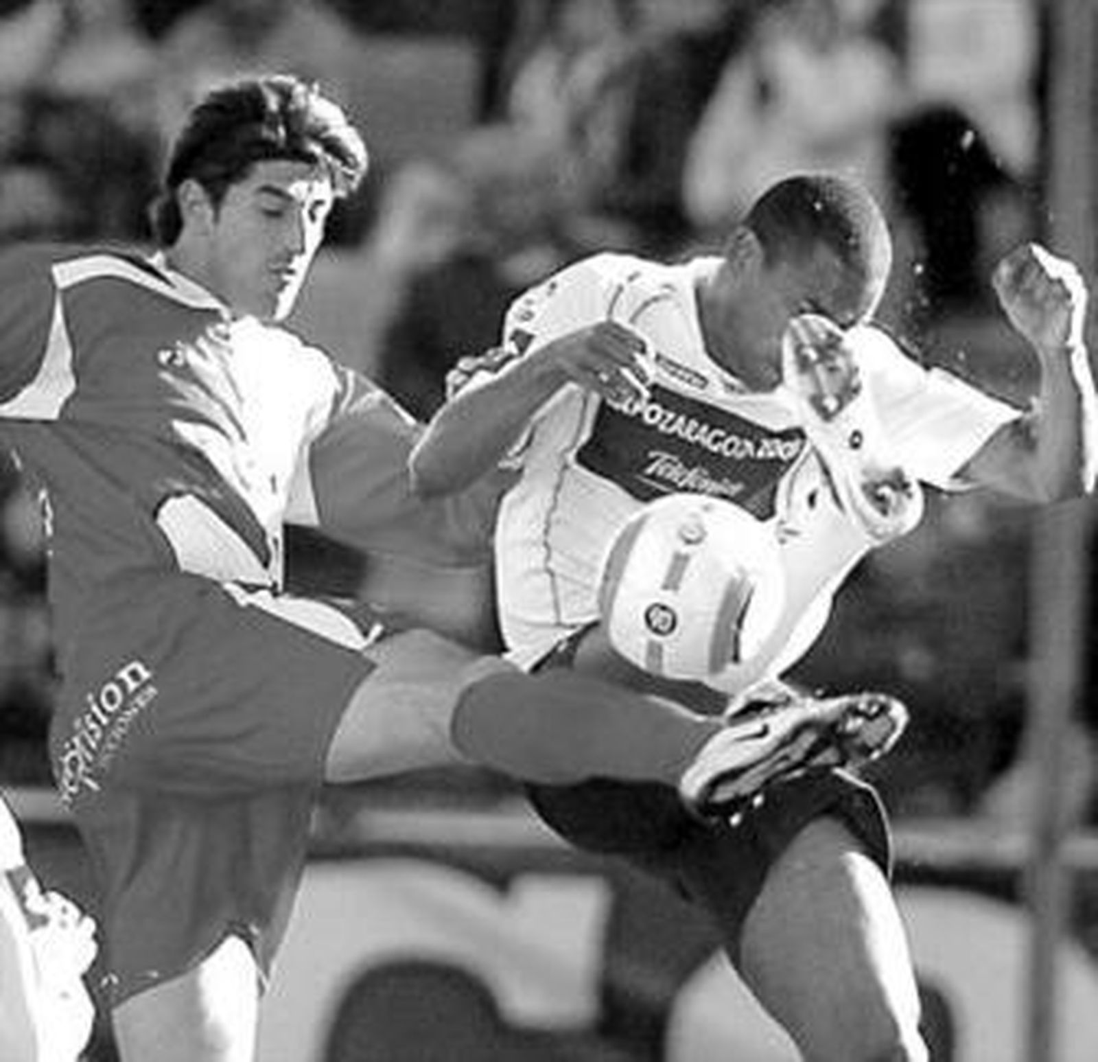 Ewerthon disputa un balón al jugador del Getafe Paunovic.