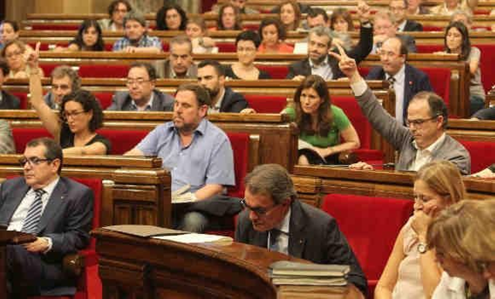 El Parlamento catalán reprueba a Pujol por esconder fondos en el extranjero