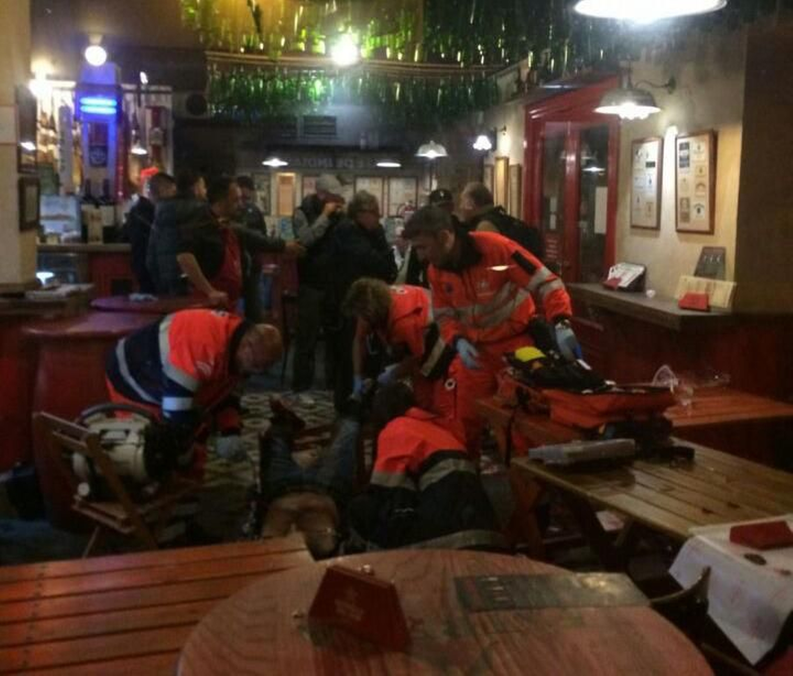 Los servicios de emergencias atienden a un herido dentro de El Papelón.