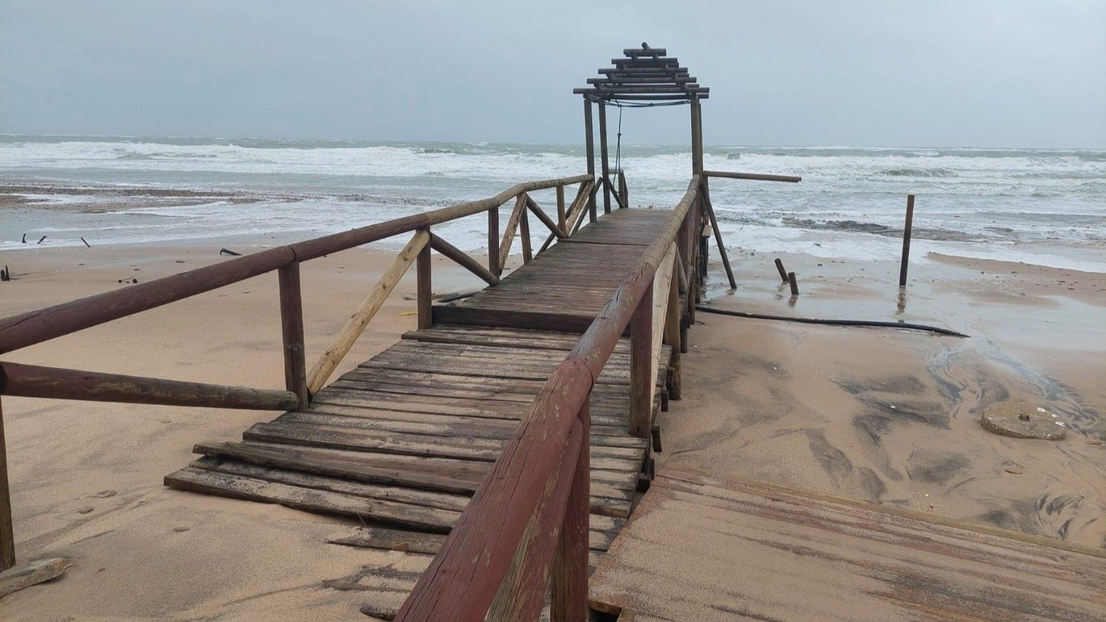 Estado en el que ha quedado una de las pasarelas de acceso a la playa de Camposoto, en San Fernando, tras la sucesión de borrascas de las últimas semanas