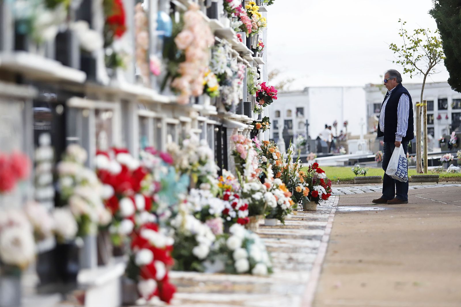 Imágenes del Día de Todos los Santos en el cementerio de la Soledad de Huelva