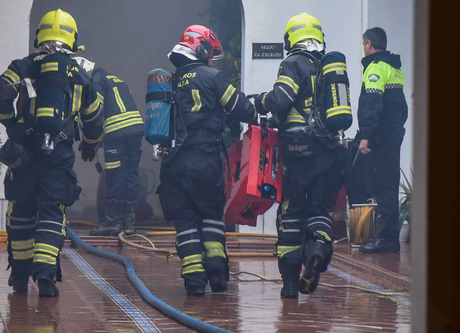 Un herido muy grave y varios desalojados en un incendio en Triana