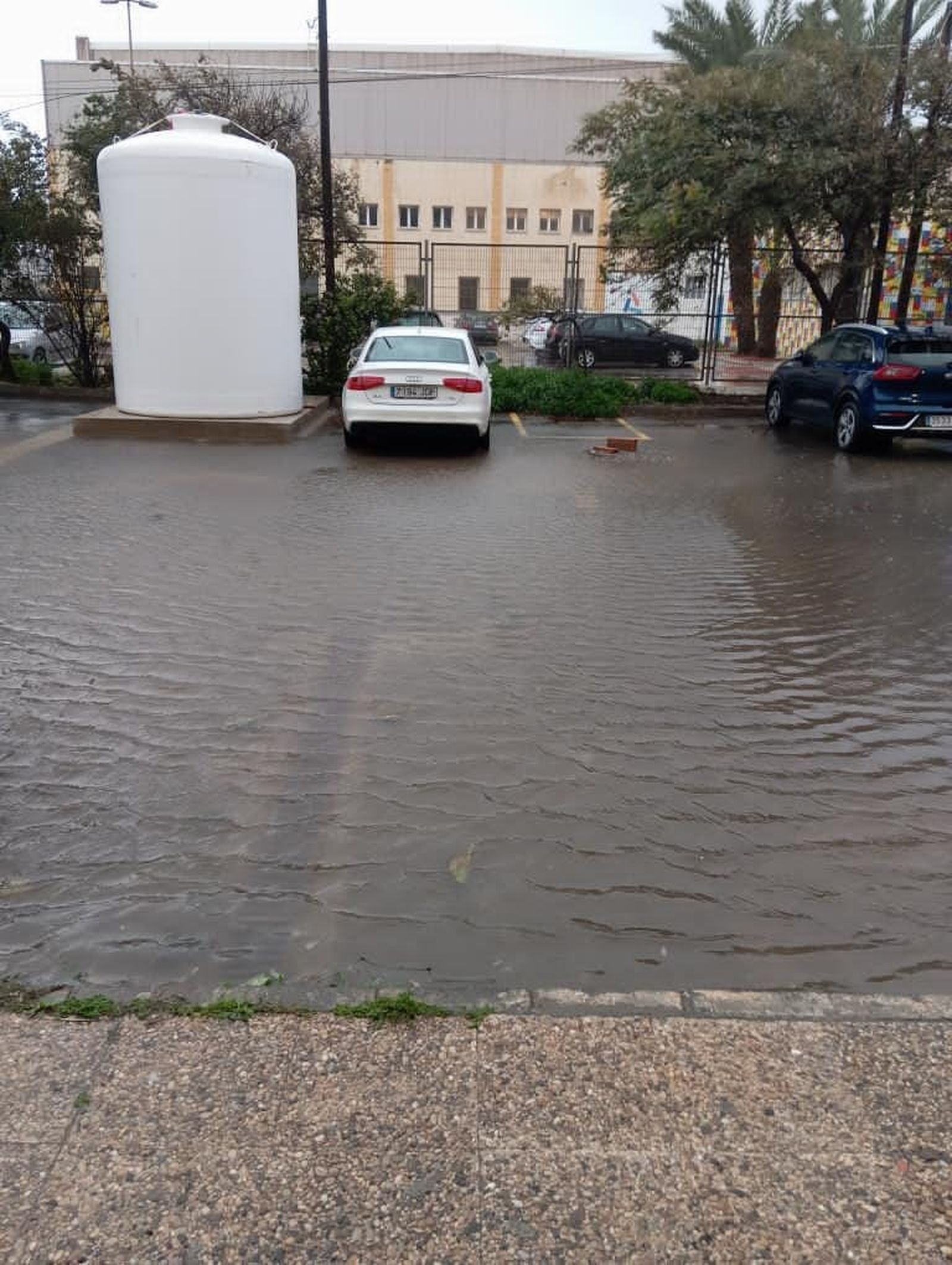 Accesos inundados en el IES Gaviota de Adra