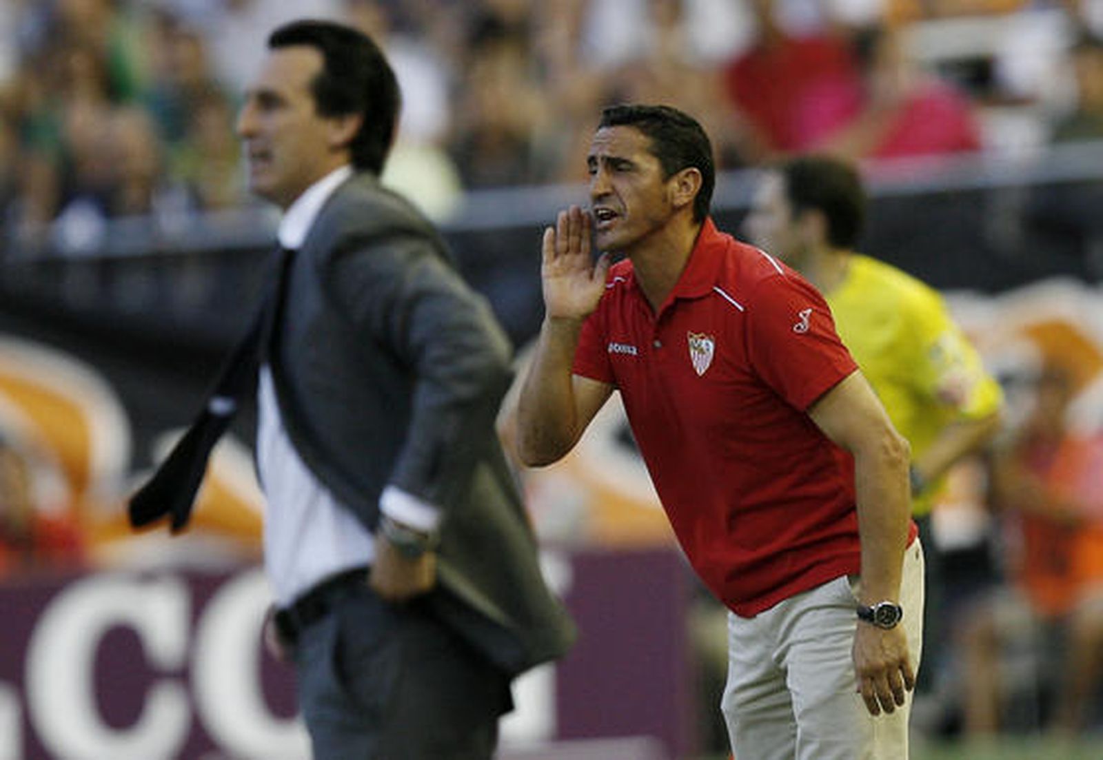 Jiménez grita a sus futbolistas desde la banda en un partido ante el Valencia (con Emery en primer término). 

Foto: AFP Photo