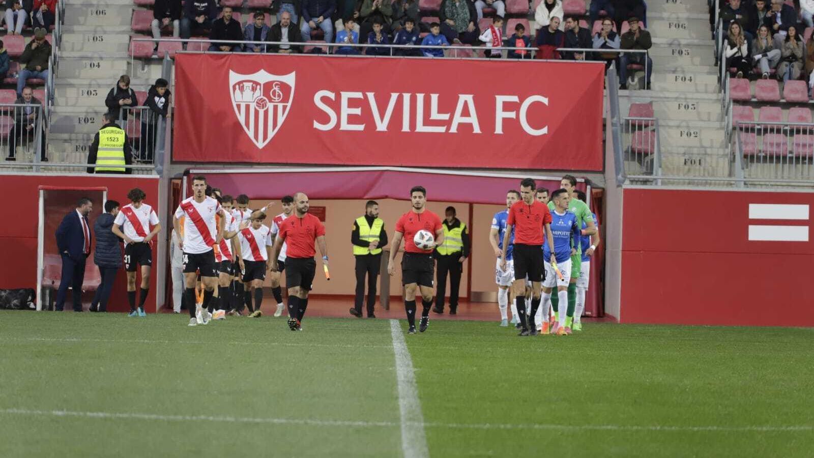 Francis realizó cambios en el once y salió con tres centrales. Francis realizó cambios en el once y salió con tres centrales.