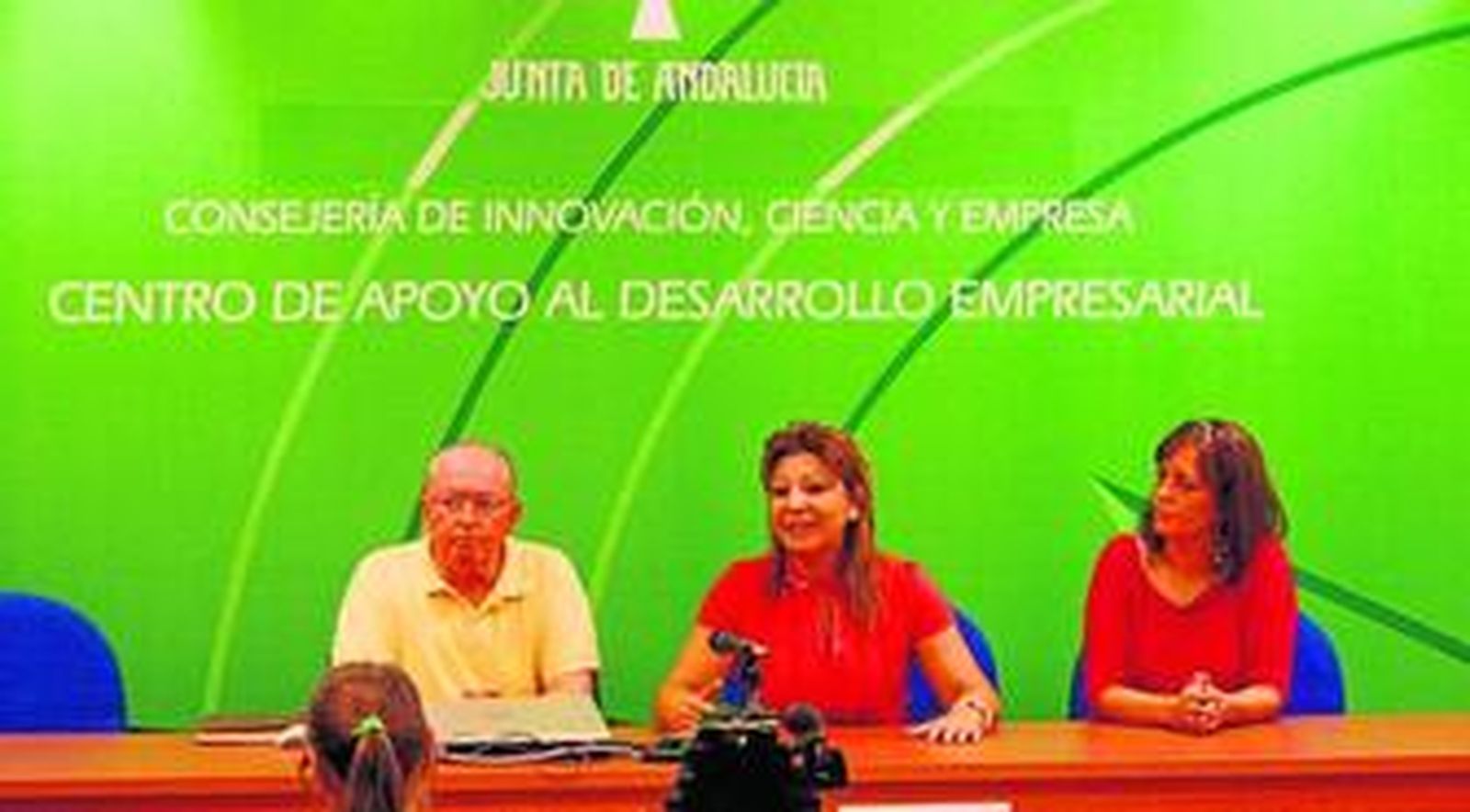 Diego de Salas, Angelines Ortiz y Ana María Villalón, durante la inauguración de la jornada en el CADE de Algeciras.