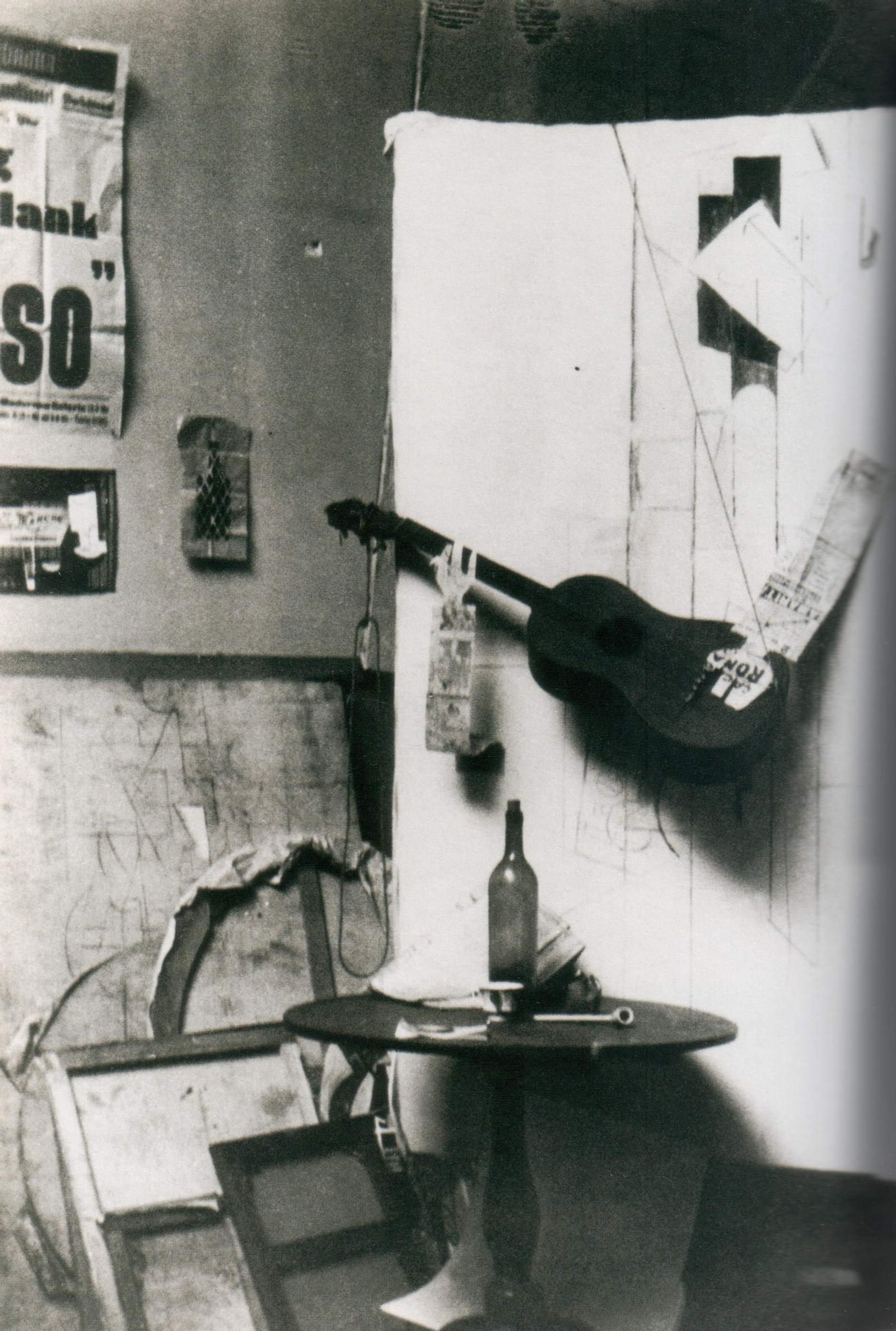 1913, Estudio de Picasso en el Boulevard Raspail con la construcción de Brazos tocando la guitarra.