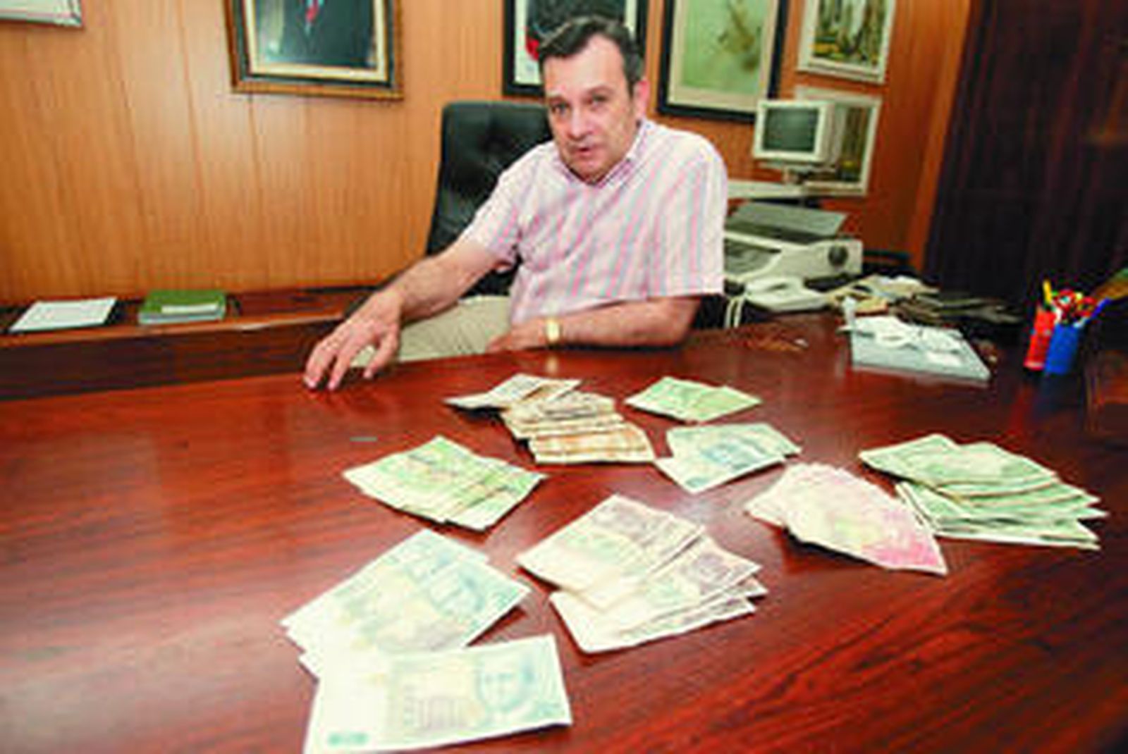 Soriano, propietario de los almacenes que llevan su nombre, muestra parte de lo recaudado en pesetas.