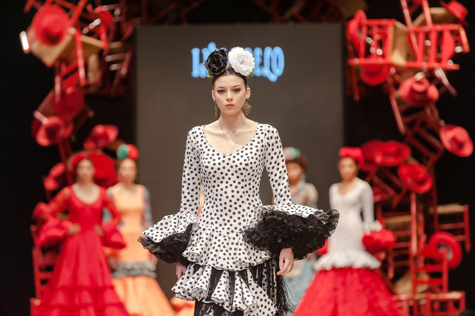 Cómo llevar el traje de flamenca blanco y negro esta temporada