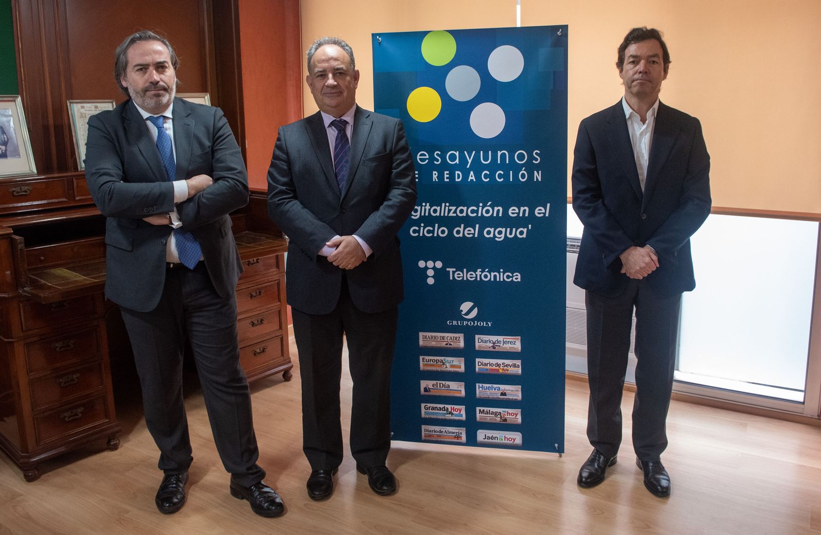Foto antes del inicio del desayuno. De izqda. a dcha., Alberto Grimaldi, subdirector de Diario de Sevilla, Manuel Romero, consejero delegado de Emasesa, y Alfredo Serret, director de IoT de Telefónica Tech.