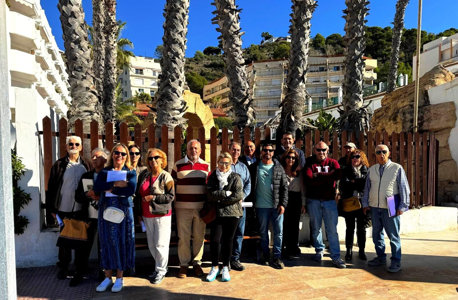 Foto de familia de la asociación ante el antiguo centro náutico.