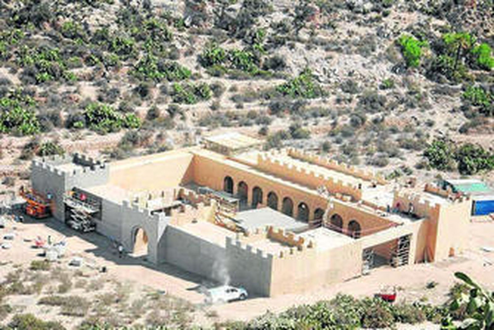 Imagen de los decorados para 'Clavius' junto a la Alcazaba.