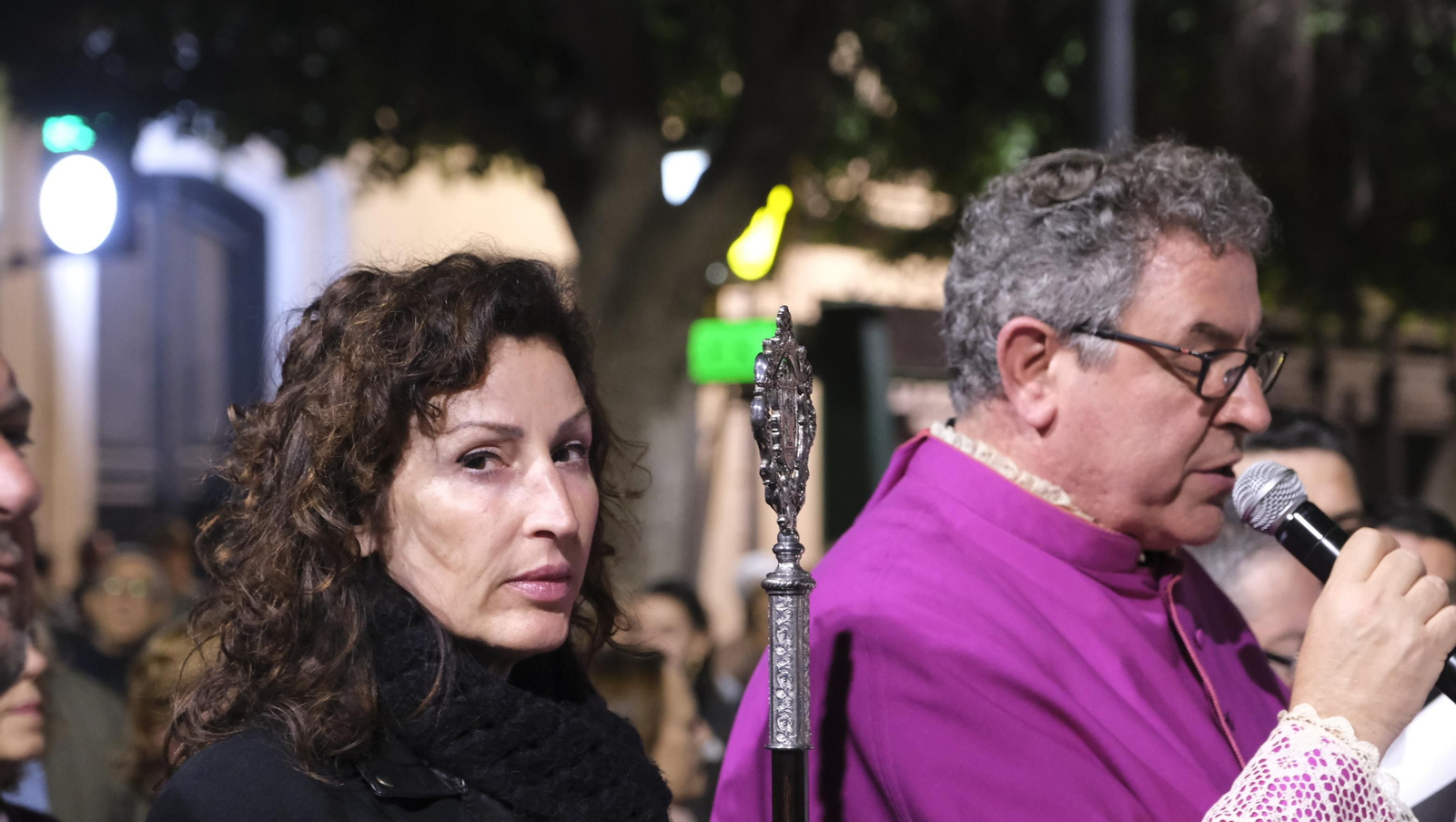 Procesión del Vía Crucis-Cristo de la Escucha en Almería, en imágenes