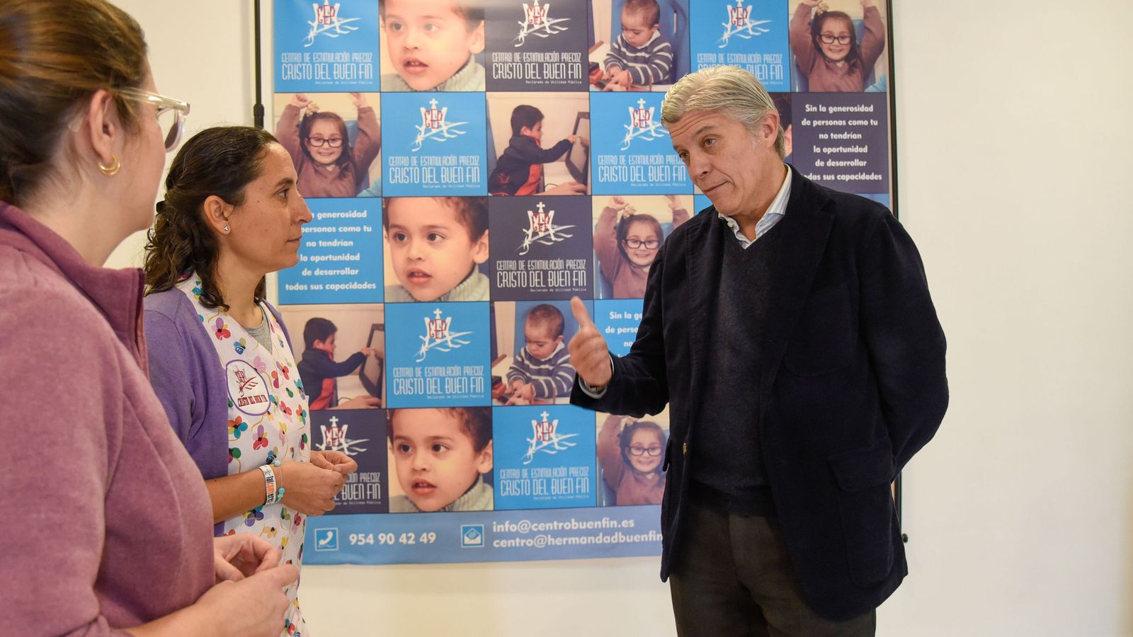 El hermano mayor de la Hermandad del Buen Fin, Carlos Pérez Rodríguez, junto a las fisioterapeutas.