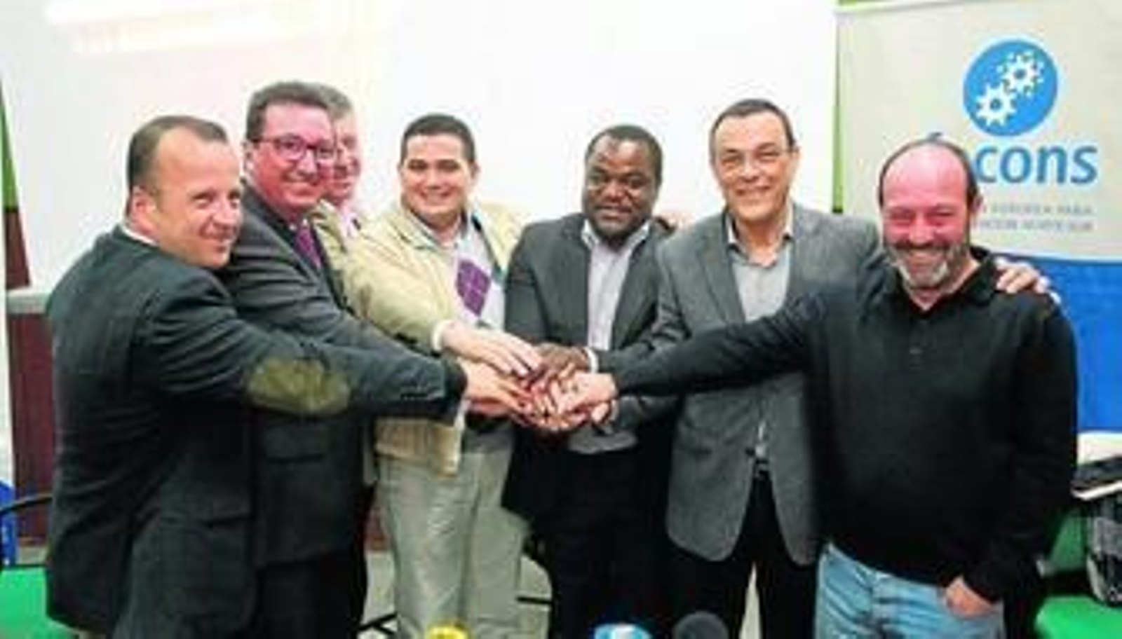 Félix Castillo (PA), Manuel Andrés González (PP), Carmelo Romero (Ayuntamiento de Palos), Ali El Amine Bouaza (Codenaf), Marius Nsadap (Fecons), Ignacio Caraballo (PSOE) y Pedro Jiménez (IU), tras la firma del documento, ayer, en la Facultad de Empresariales de la Onubense.