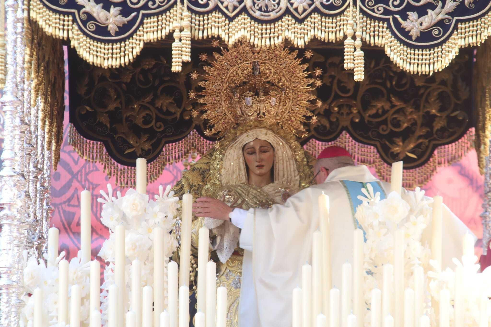 El obispo de Huelva corona a la Virgen de la Amargura.