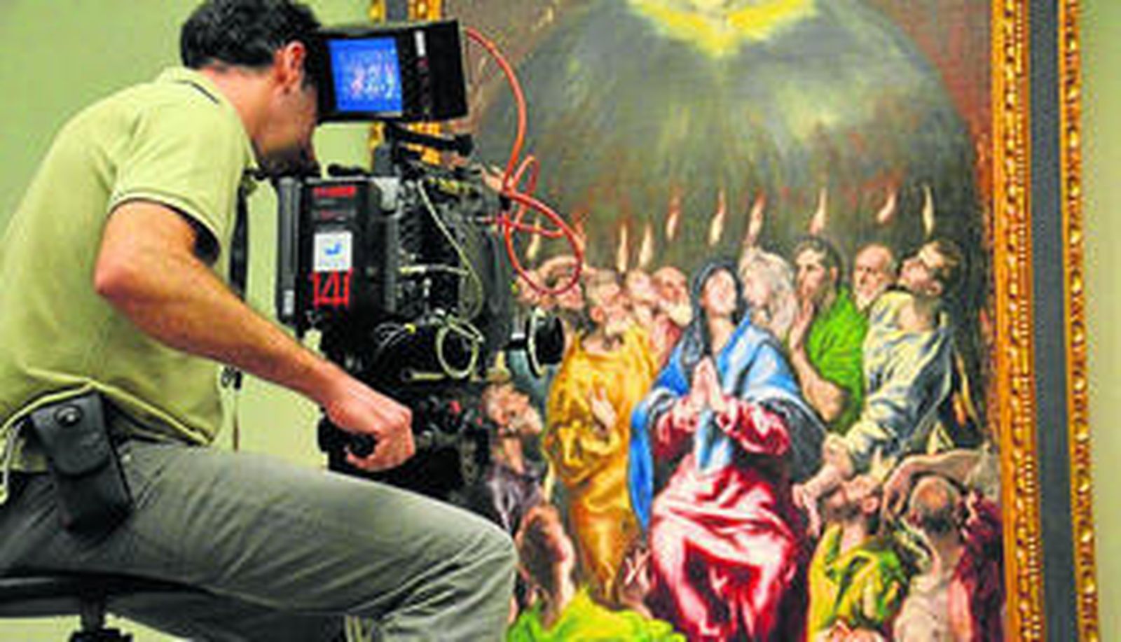 Un cámara en la grabación del documental en 4k 'La pasión del Prado', que se emite estos días en la TDT para Sevilla.