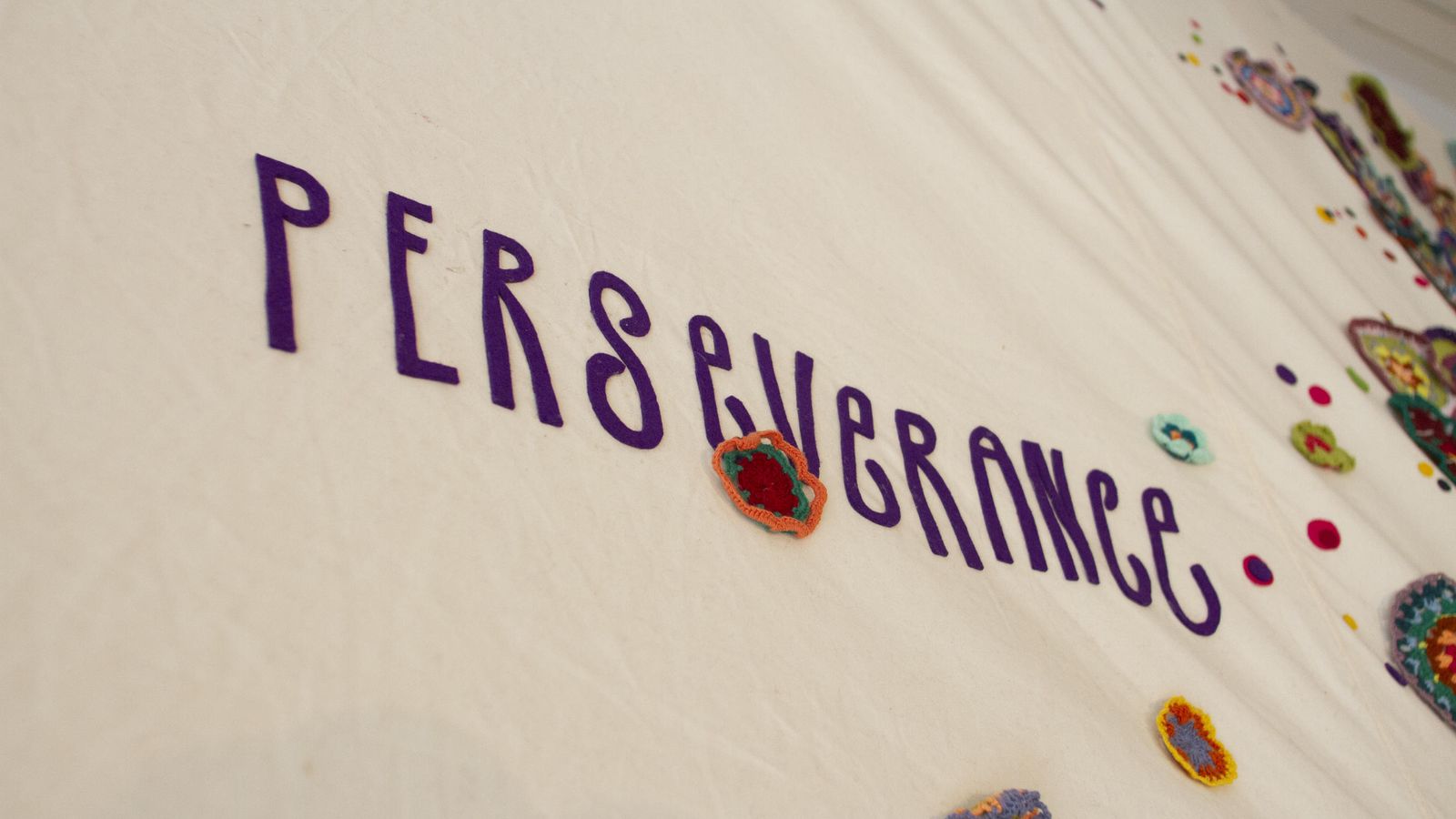 Una halo de esperanza entre los duros testimonios estampados con fieltro