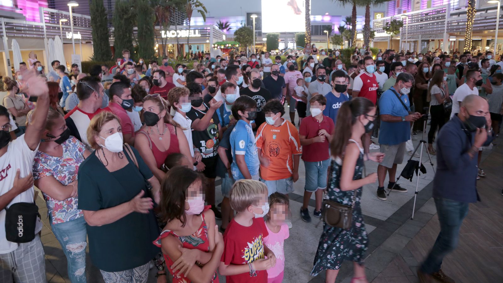 Imágenes de la presentación de las nuevas camisetas del Xerez CD en Luz Shopping