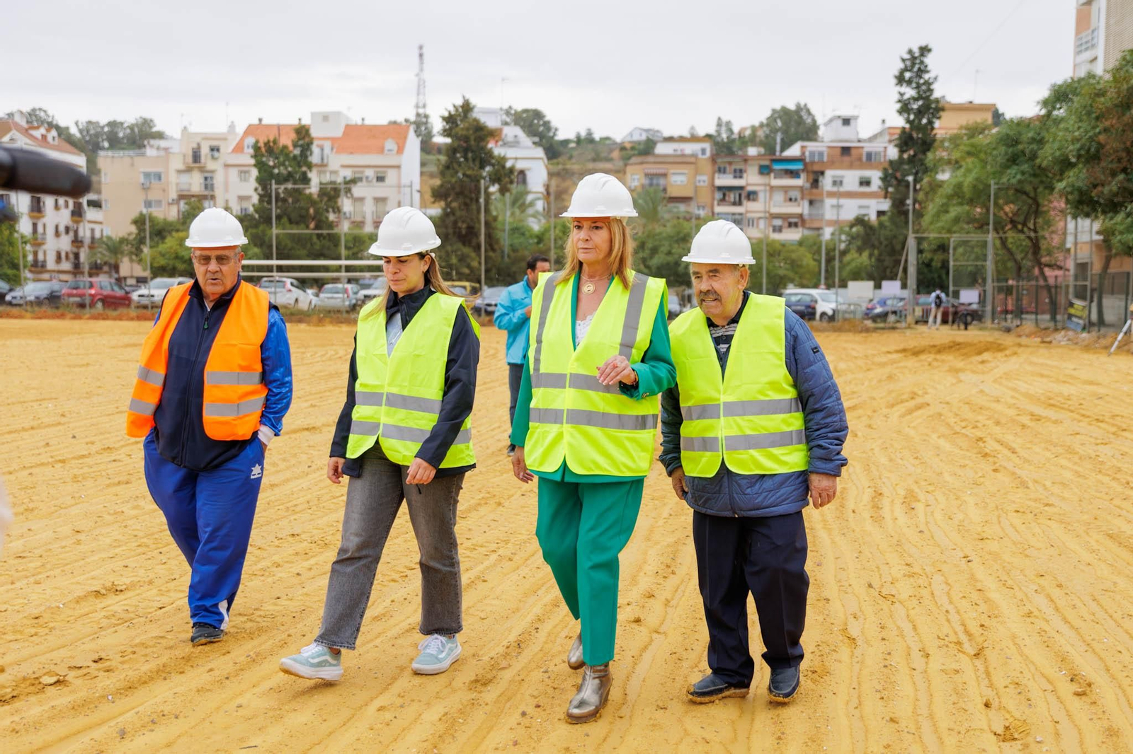La alcaldesa, Pilar Miranda, visita el inicio de los trabajos en el campo de fútbol Cristo Pobre. La alcaldesa, Pilar Miranda, visita el inicio de los trabajos en el campo de fútbol Cristo Pobre.