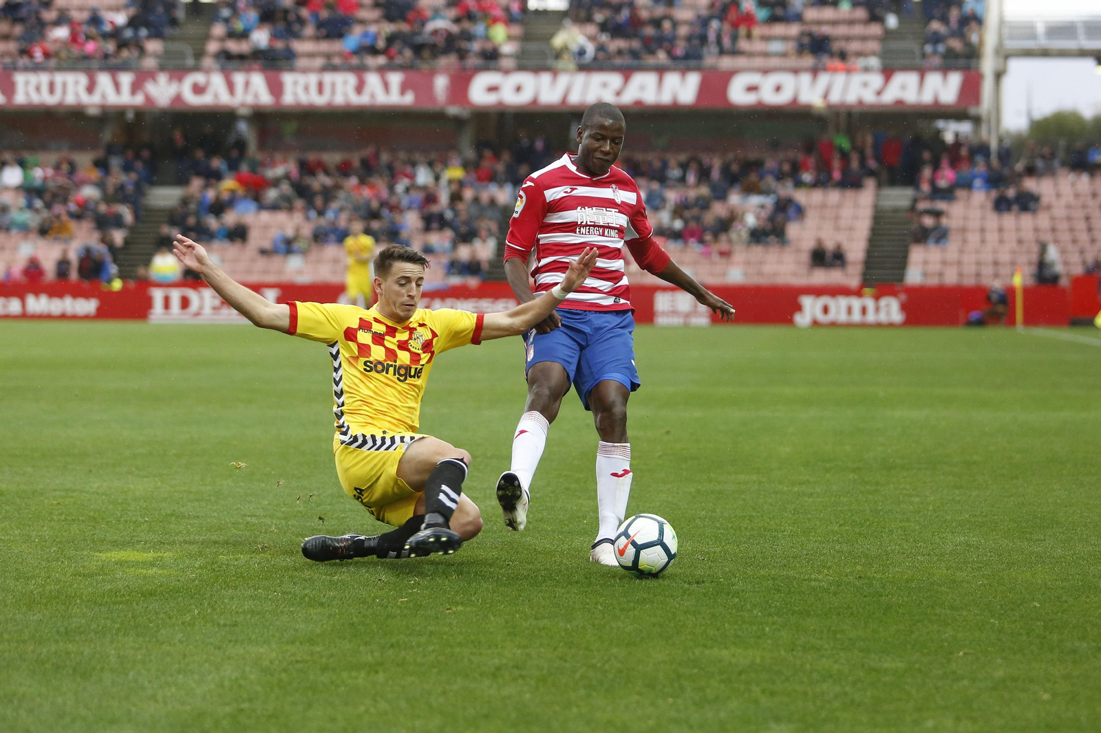 Adrián Ramos trata de proteger el cuero ante Pleguezuelo.