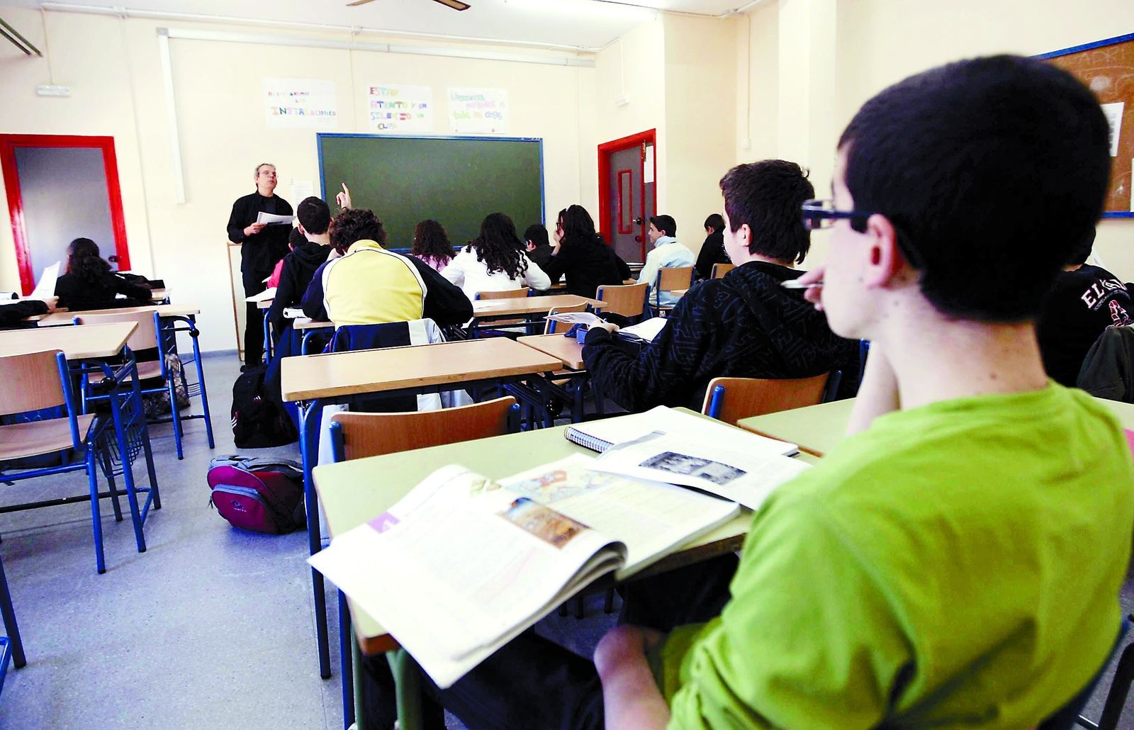 Un profesor imparte clase en un instituto.