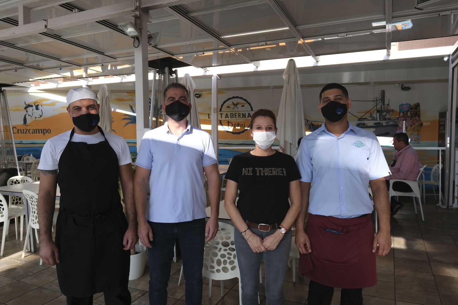 Domingo García junto a parte de su plantilla en la terraza del establecimiento.