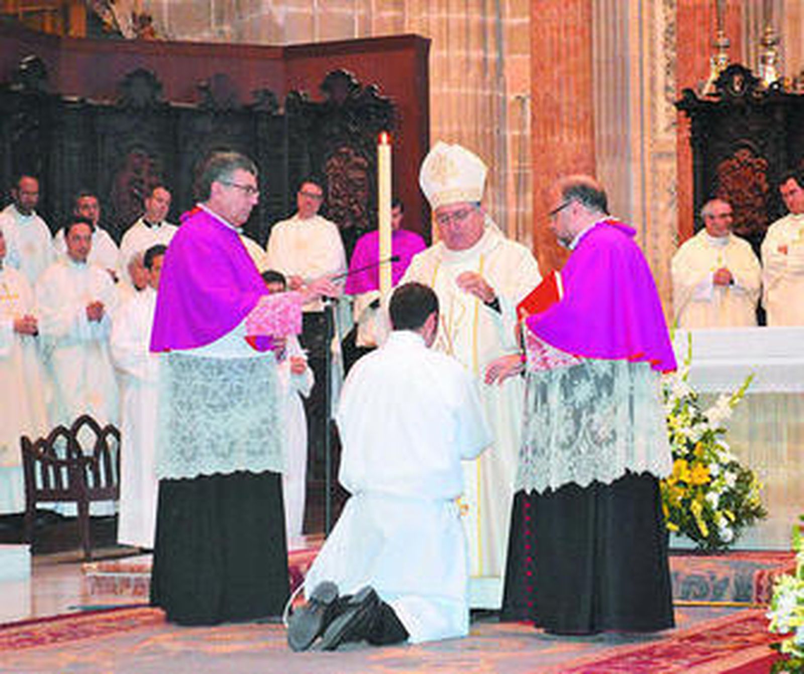 El obispo y el diácono, durante el acto de ordenación en la catedral de Jerez.