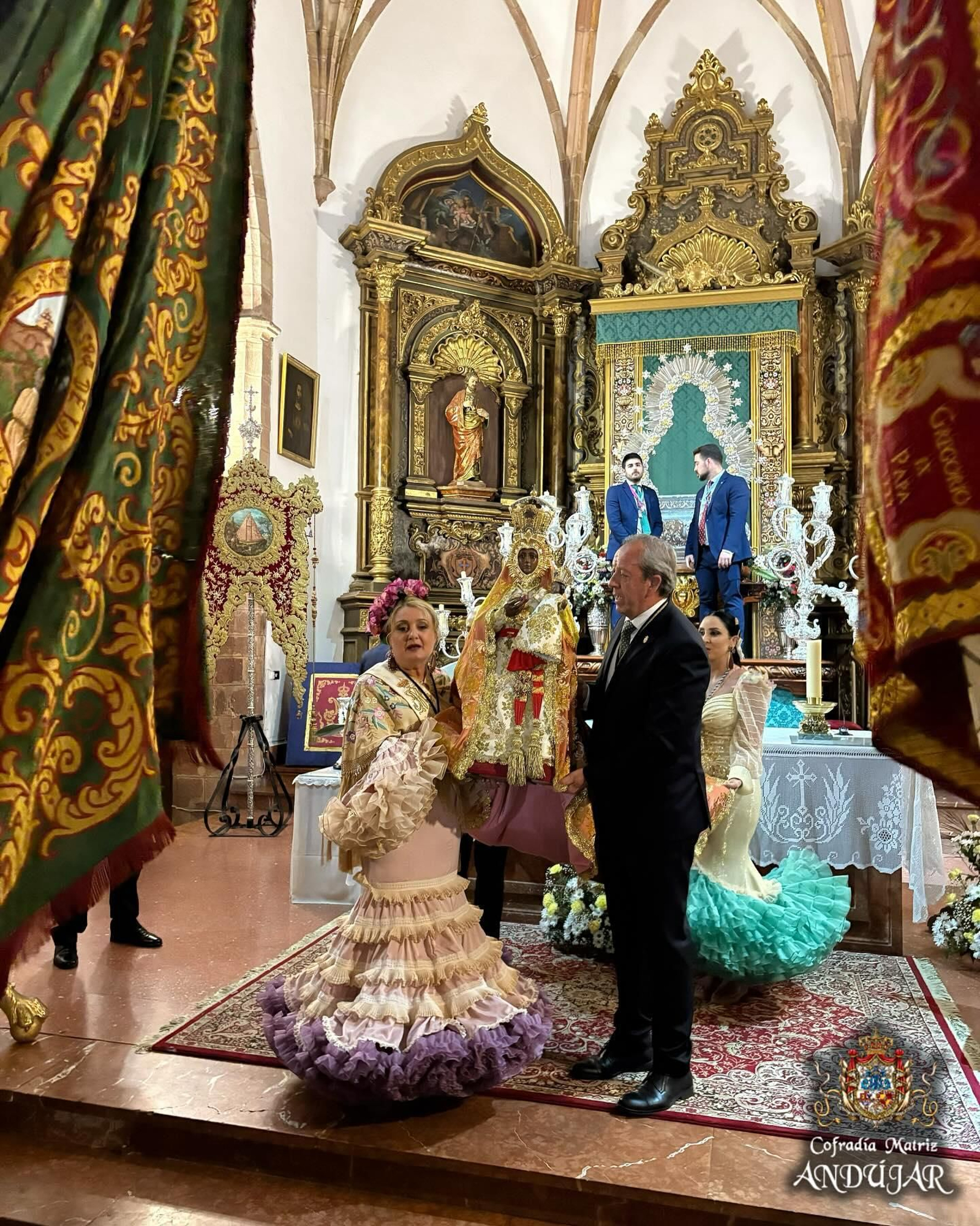 Las flores a La Morenita llenan de color las calles de Andújar, en imágenes