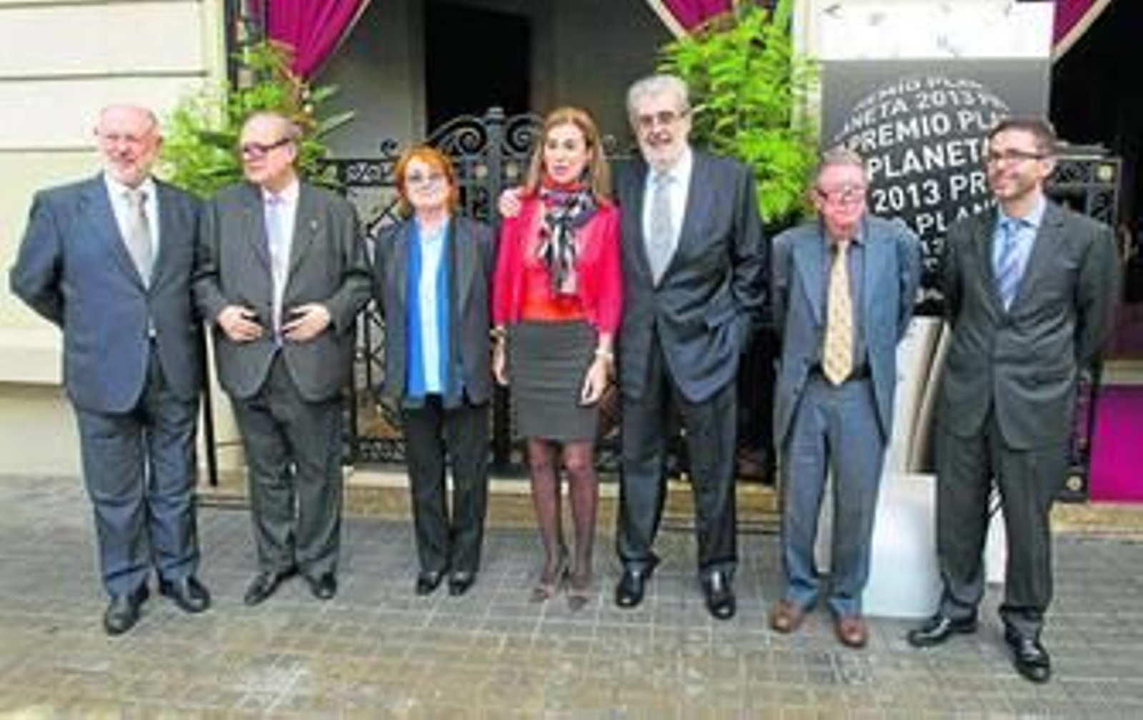 Juan Eslava Galán, Pere Gimferrer, Rosa Regàs, Carmen Posadas, José Manuel Lara Bosch, Alberto Blecua y Emili Rosales, ayer en Barcelona. Juan Eslava Galán, Pere Gimferrer, Rosa Regàs, Carmen Posadas, José Manuel Lara Bosch, Alberto Blecua y Emili Rosales, ayer en Barcelona.