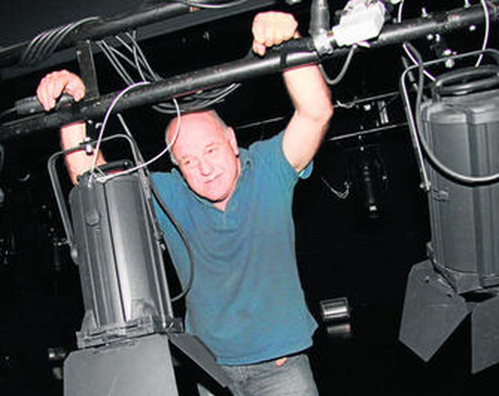 Leo Bassi posaba así junto a los focos del Teatro Echegaray donde hoy repite con 'Utopía'.