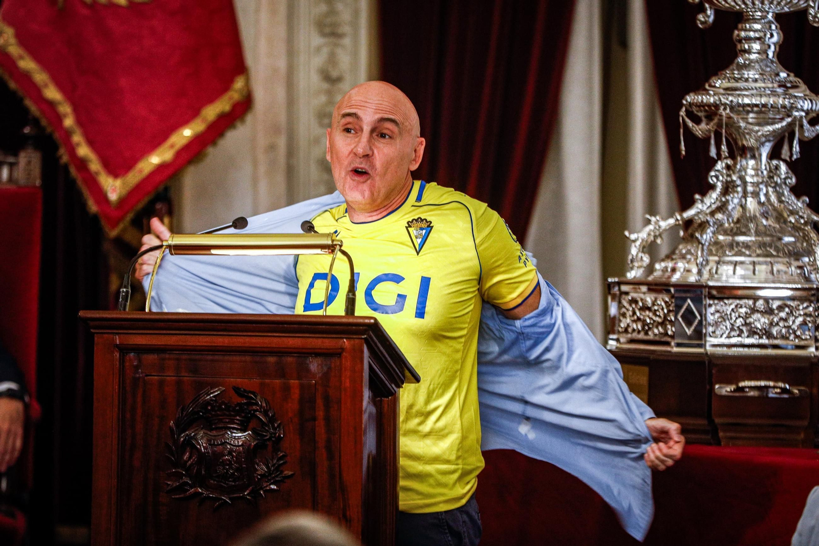 El momento sorpresa de Maldini al descubrirse la ropa para mostrar una camiseta del Cádiz.